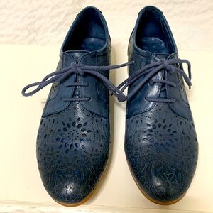 Vero Cuoio “Mona Flying” leather eyelet walking shoe.